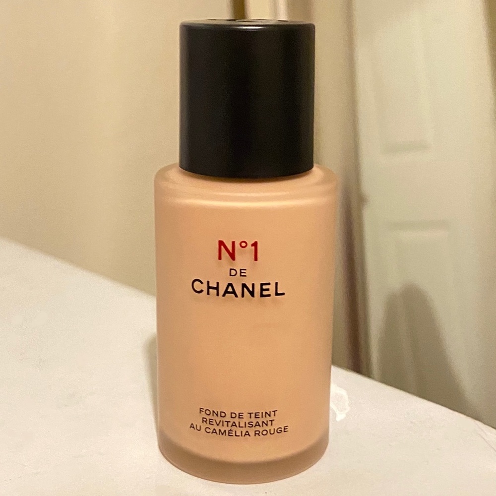 CHANEL N°1 DE CHANEL Revitalizing Foundation in shade BR32
